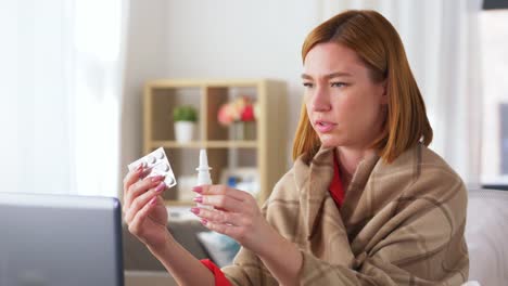 kranke-Frau-mit-Videoanruf-auf-Laptop-zu-Hause