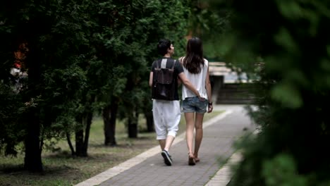 Zwei-Mädchen-in-der-Liebe-sind-im-Park-spazieren.