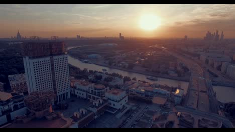 Vista-aérea-de-la-ciudad-al-atardecer