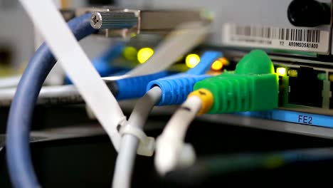 Technologie-Zentrum-Netzwerk-Serverraum-mit-Netzwerk-Kabel.