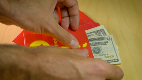 Dejando-a-un-sobre-rojo-o-Hong-bao-con-dinero-sobre-la-mesa