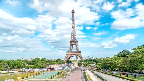 Brunnen-am-berühmten-Platz-Trocadero-mit-Eiffel-Turm-im-Hintergrund-timelapse