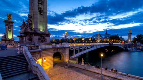 Alexandre-Brücke-in-Paris-in-der-Nacht-in-Beleuchtung-Tag-zu-Nacht-Zeitraffer.-Paris,-Frankreich