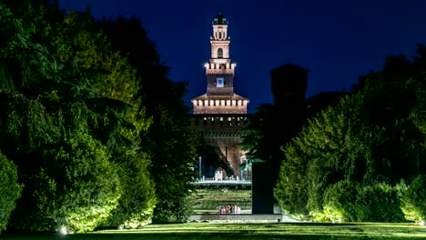 Vista-nocturna-de-lo-timelapse-de-parque-central-grande-de-Parco-Sempione-en-Milán,-Italia.-El-castillo-de-Sforza-en-el-fondo