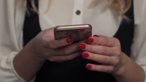 Close-up,-woman-uses-a-mobile-phone,-dials-a-text-message-on-the-social-network