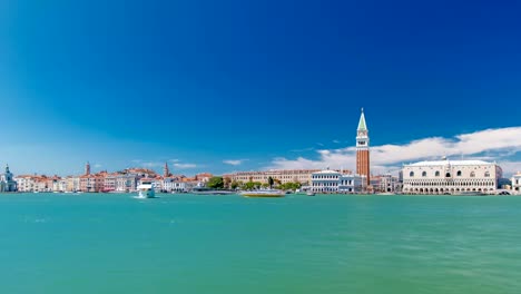 Venedig-Panorama-Timelapse-mit-der-Insel-Giudecca,-die-Kirche-Madonna-della-Salute,-Dogenpalast,-St.-Marc-Platz-gesehen-vom-Glockenturm-der-St.-George