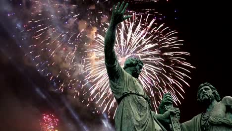 Monumento-a-Minin-y-Pojarsky-(fue-construido-en-1818)-y-fuegos-artificiales,-Plaza-Roja-en-Moscú,-Rusia