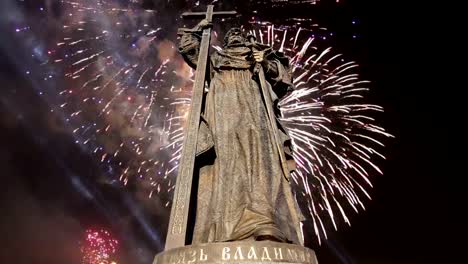 Vista-del-monumento-ot-Vladimir-Lenin-(1985,-Kerbel-del-escultor-y-arquitecto-Makarevich)-y-fuegos-artificiales,-Moscú-Centro-ciudad-(Plaza-de-Kaluga),-Rusia.-Conocido-punto-de-referencia