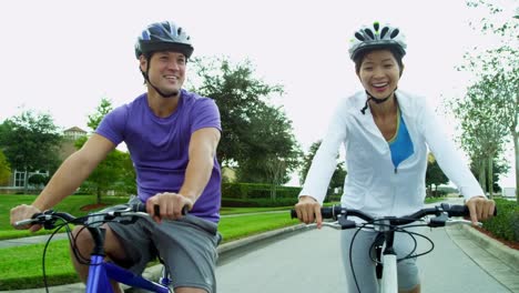 Pareja-hombre-mujer-asiática-China-ejercicios-bicicletas-juntos