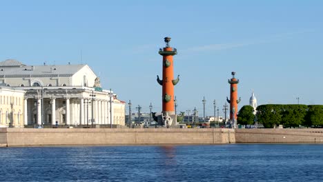 Antiguo-edificio-de-la-bolsa-y-columnas-rostrales-de-la-isla-de-Vasilievsky-en-el-verano---St.-Petersburg,-Rusia