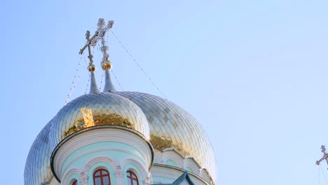 sehr-schön-die-orthodoxe-Kirche-am-Himmelshintergrund