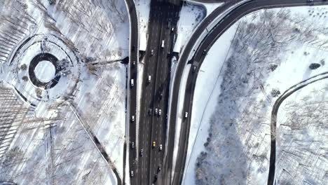 Vista-aérea-de-un-intercambio-de-la-carretera-de-turbina-en-Kiev.