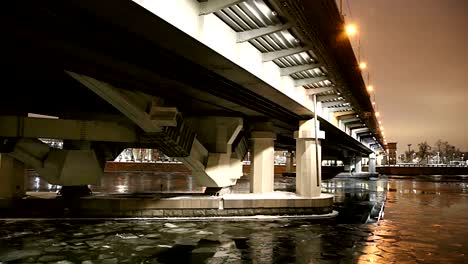 Moskva-River,-Luzhnetskaya-Bridge-(Metro-Bridge)-on-a-winter-evening.-Moscow,-Russia