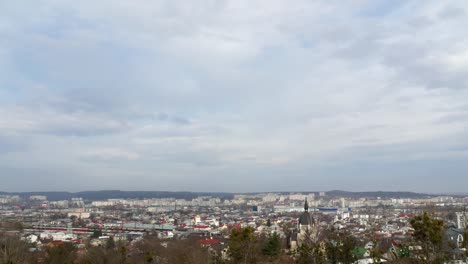 Zeitraffer-der-Wolken-über-die-Dächer-der-Stadt-4k