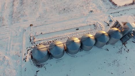 Aufzug-und-Fabrik-im-Winter-sonnigen-Tag