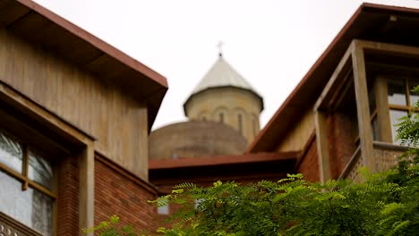 Tbilisi-Architektur-Stadtbild,-Privathäuser-von-Holz-Ornament-Design-dekoriert