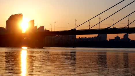 Sonnenuntergang-Flussstadt-Brücke