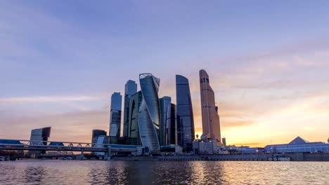 Moskau-City-Business-Center-und-blauen-Himmel-bei-Sonnenuntergang.-Russland