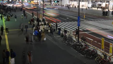 Zeitraffer-HD-Video-in-Tokio-zur-Veranschaulichung-schnelle-Bewegung-und-Geschwindigkeit-Konzepte-der-hektischen-überfüllten-Welt-mit-einer-zunehmenden-Bevölkerung