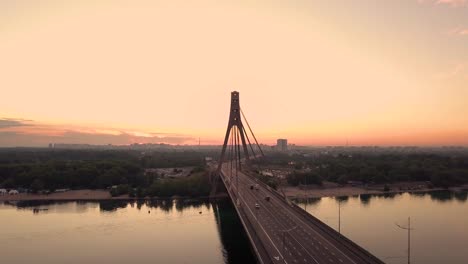 Video-Brücke-bei-Sonnenuntergang-in-Kiew-Ukraine