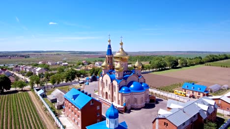 Vista-de-monasterio-ortodoxo-del-aire-de-Ucrania