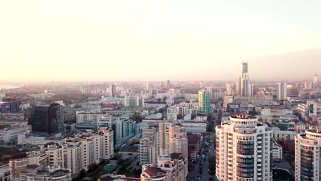 Atardecer-en-megapolis.-Video.-Paisaje-hermoso-con-vista-superior-en-rascacielos.-Vista-superior-de-la-ciudad-moderna-al-atardecer