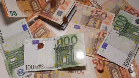 Viele-Münzen-und-Scheine,-Euro,-Geld