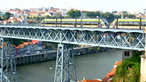 Straßenbahn-Kanal-Flüsse-Stadt