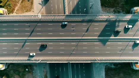 Vista-aérea-superior-de-la-ensambladura-de-camino-arriba,-tráfico-automóvil-y-mermelada-de-muchos-coches,-concepto-de-transporte