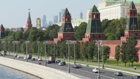 Moskwa-Fluss,-Kreml-Türme-und-Hochhaus-Gebäude-in-Moskau