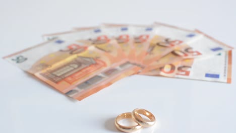 Inclinación-en-anillos-de-boda-y-billetes