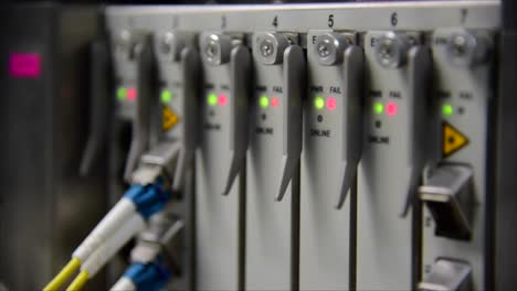 Temecommunication-Glasfaser-Kabel-Patchkabel-verbunden-und-Blinken-der-led-Status-im-Data-Center-Networking