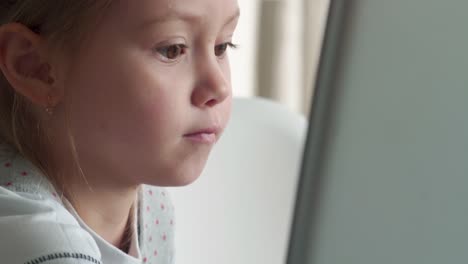 Little-Girl-Using-Touchscreen-on-Laptop