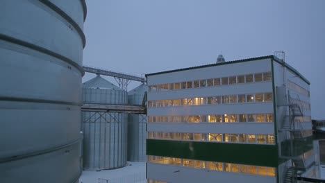 Industrieanlage-in-Abend.-Blick-vom-Dach