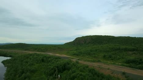 Vista-superior-de-lago-con-las-piedras-y-orillas-muy-verdes