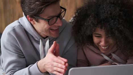 Pareja-feliz-usando-laptop