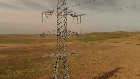 Poste-de-alta-tensión.-Cielo-de-alta-tensión-de-la-torre.