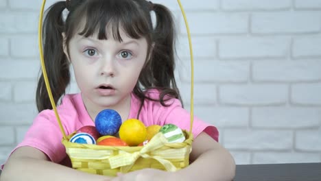 Niño-sorprendido-con-una-cesta-de-huevos-de-Pascua.