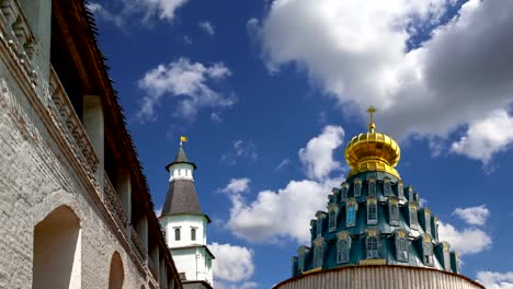 Auferstehungskloster-gegen-den-Himmel-ist-ein-großes-Kloster-der-Russisch-Orthodoxen-Kirche-in-der-Region-Moskau,-Russland