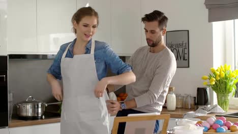 Pareja-feliz-pasando-tiempo-en-la-cocina