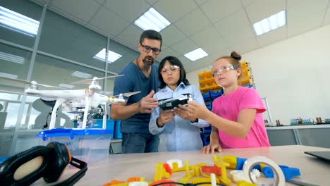 Computerklasse,-Lehrer-studieren-innovative-Technologien-Drohnen,-Flugzeuge-an-der-Grundschule.