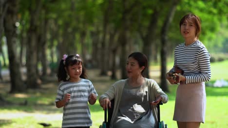 Nette-jüngste-Tochter,-die-Tanz-mit-Mutter-und-ältester-Schwester-zeigt