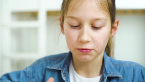 Retrato-de-una-niña-jugando-juegos-en-línea-en-la-tableta