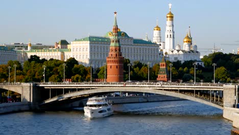 Timelapse-of-Moscow-Kremlin-and-Moskva-river-with-cruise-ships,-Russia