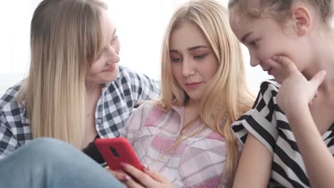 Chicas-adolescentes-navegando-contenido-de-medios-sociales-en-el-teléfono-móvil