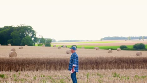 Moderne-Landwirtschaft.-Die-Liebe-zur-Landwirtschaft.-Landwirt-mit-digitalem-Tablet-bei-der-Prüfung-von-Bauernhof