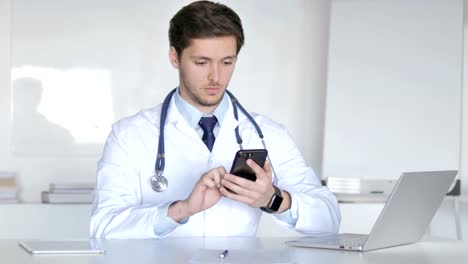 Joven-doctor-navegando-smartphone-en-clínica