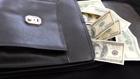 Schwarze-Tasche-im-Inneren-haben-eine-große-Menge-von-100-US-Dollar-Dollar,