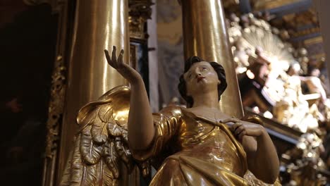 Interior-de-la-iglesia-católica-HD