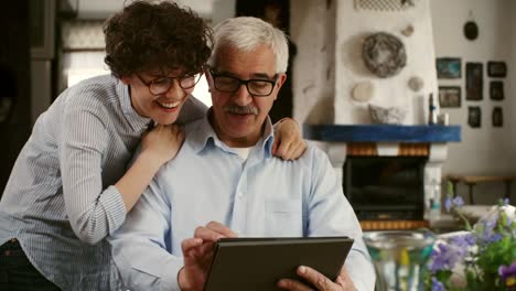 Alter-Vater-und-Erwachsene-Tochter-mit-Tablet